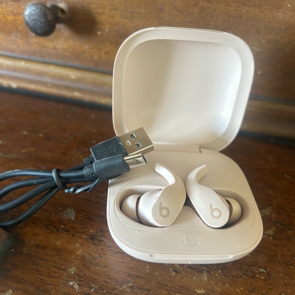 Beats Fit Pro x Kim Kardashian Moon Color - Picture 3 of 4